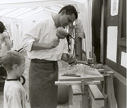 Der Steinmetz Martin Thiebes an einem Aktionstag im Br�ckenhof